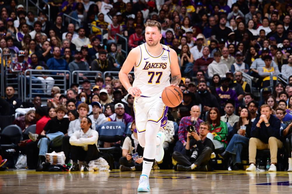 NBA：勇士主场狂胜灰熊 库里轰下45分